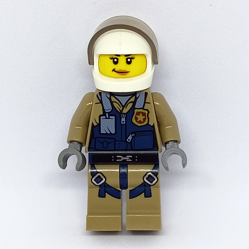 Policière, veste bleu foncé sur veste beige foncé avec fermeture éclair et badge, casque blanc avec visière (Policewoman, Dark Blue Vest over Dark Tan Jacket with Zipper and Badge, White Helmet with Visor)