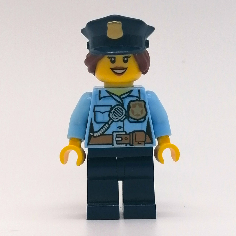 Policière, chemise bleu clair vif avec radio et badge, jambes bleu foncé, chapeau de police avec badge, bouche ouverte (Policewoman, Bright Light Blue Shirt with Radio and Badge, Dark Blue Legs, Police Hat with Badge, Open Mouth)