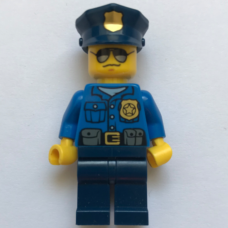 Policier, chemise bleue avec badge et pochettes, jambes bleu foncé, chapeau de police bleu foncé avec badge, lunettes de soleil (Policeman, Blue Shirt with Badge and Pouches, Dark Blue Legs, Dark Blue Police Hat with Badge, Sunglasses)