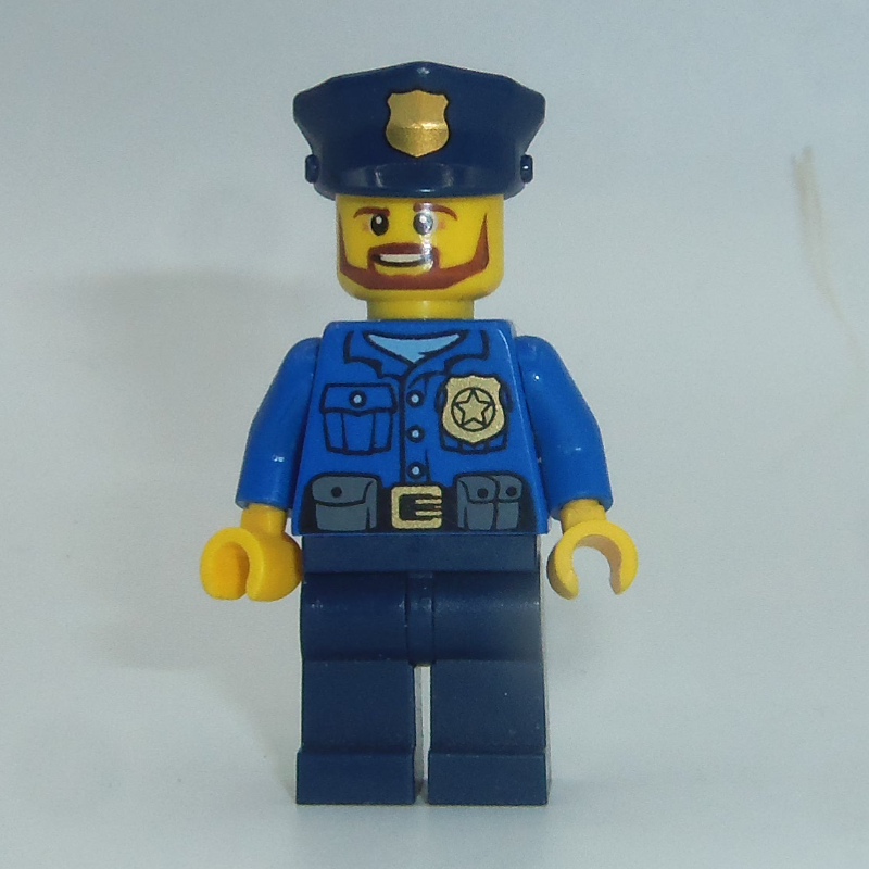 Policier, chemise bleue avec badge et pochettes, jambes bleu foncé, chapeau de police bleu foncé avec badge, barbe (Policeman, Blue Shirt with Badge and Pouches, Dark Blue Legs, Dark Blue Police Hat with Badge, Beard)