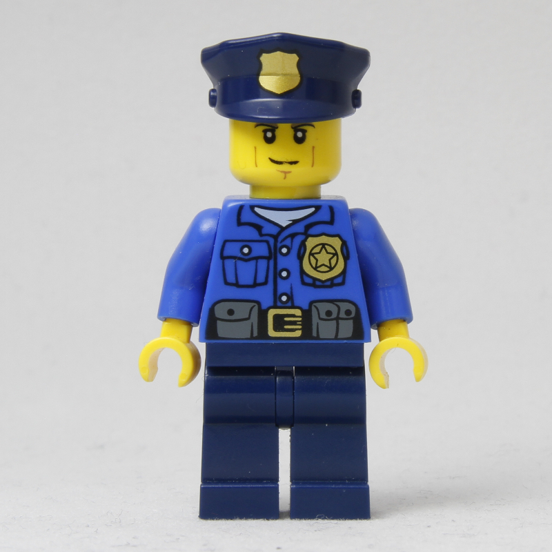 Policier, chemise bleue avec badge et pochettes, jambes bleu foncé, chapeau de police bleu foncé avec badge, traits sur les joues (Policeman, Blue Shirt with Badge and Pouches, Dark Blue Legs, Dark Blue Police Hat with Badge, Cheek Lines)