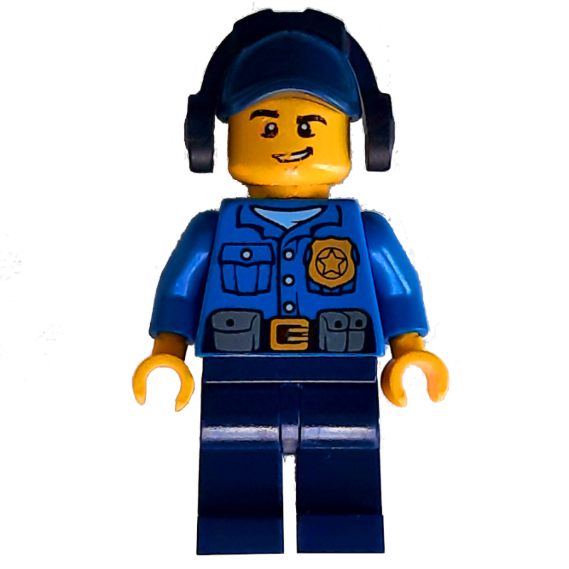 Policier, chemise bleue avec badge et pochettes, jambes bleu foncé, casquette bleu foncé avec protecteurs d'oreilles (Policeman, Blue Shirt with Badge and Pouches, Dark Blue Legs, Dark Blue Cap with Ear Defenders)