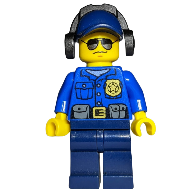 Policier, chemise bleue avec badge et pochettes, jambes bleu foncé, casquette bleu foncé avec protecteurs d'oreilles, lunettes de soleil (Policeman, Blue Shirt with Badge and Pouches, Dark Blue Legs, Dark Blue Cap with Ear Defenders, Sunglasses)