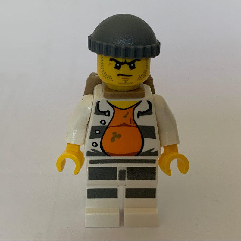 Bandit, chemise de prison ouverte ▁over 18675 sur le dessus orange, chapeau gris bleuté foncé, sac à dos beige foncé, barbe naissante (Criminal, Open Prison Shirt #18675 over Orange Top, Dark Bluish Gray Hat, Dark Tan Backpack, Stubble)