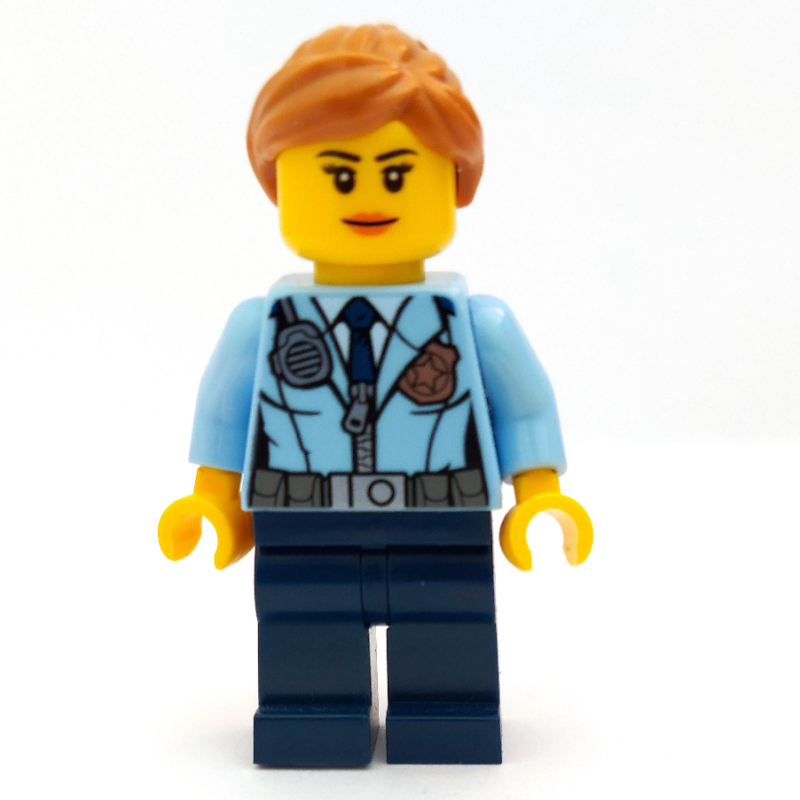 Policière, veste bleu clair vif avec fermeture à glissière, radio, badge et cravate, jambes bleu foncé, cheveux nougat moyen (Policewoman, Bright Light Blue Jacket with Zipper, Radio, Badge, and Tie, Dark Blue Legs, Medium Nougat Hair)