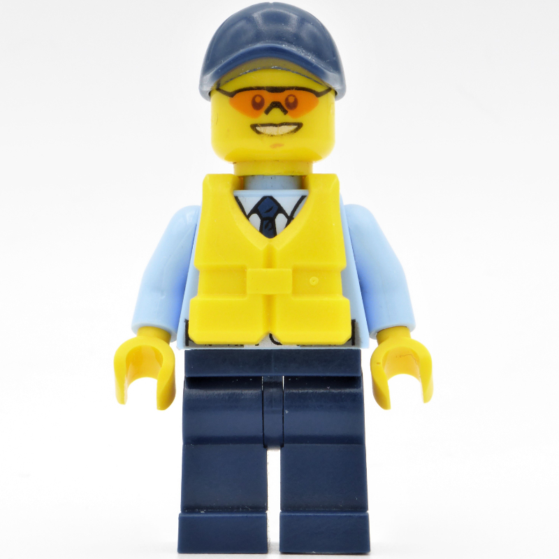 Policier, veste bleu clair vif avec fermeture éclair, radio, badge et cravate, jambes bleu foncé, casquette bleu foncé, gilet de sauvetage jaune, lunettes de soleil orange (Policeman, Bright Light Blue Jacket with Zipper, Radio, Badge, and Tie, Dark Blue Legs, Dark Blue Cap, Yellow Life Vest, Orange Sunglasses)