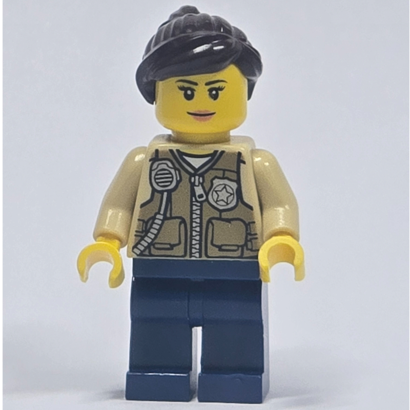 Police des marais / ranger, femme, veste beige foncé avec fermeture à glissière, radio et badge, jambes bleu foncé, cheveux brun foncé (Swamp Police / Ranger, Woman, Dark Tan Vest with Zipper, Radio, and Badge, Dark Blue Legs, Dark Brown Hair)