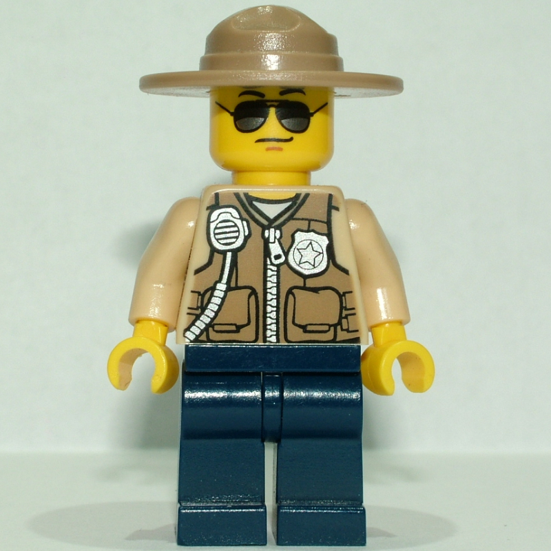 Police des marais / ranger, veste beige foncé avec fermeture éclair, radio et badge, jambes bleues foncées, chapeau de campagne beige, lunettes de soleil (Swamp Police / Ranger, Dark Tan Vest with Zipper, Radio, and Badge, Dark Blue Legs, Tan Campaign Hat, Sunglasses)