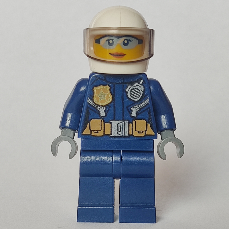 Policière, veste bleu foncé avec radio, badge et ceinture avec pochettes, casque blanc avec visière, lunettes de soleil bleu clair (Policewoman, Dark Blue Jacket with Radio, Badge, and Belt with Pouches, White Helmet with Visor, Light Blue Sunglasses)