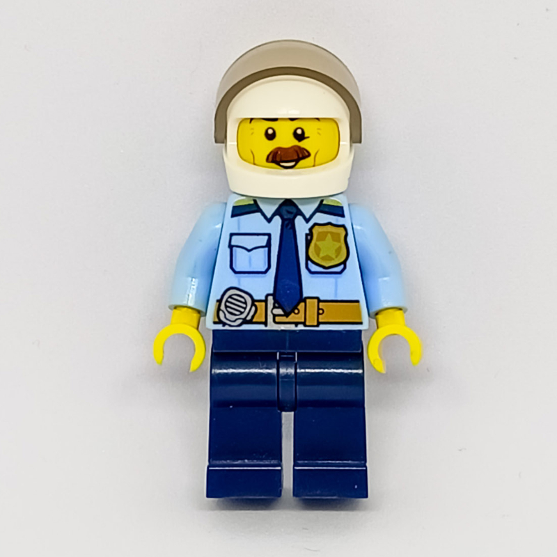 Chemise bleu clair vif avec cravate bleu foncé, badge, et radio sur ceinture, jambes bleu foncé, casque blanc avec visière, moustache (Bright Light Blue Shirt with Dark Blue Tie, Badge, and Radio on Belt, Dark Blue Legs, White Helmet with Visor, Moustache)