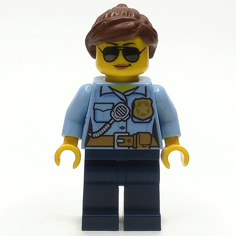 Policière, chemise bleu clair vif avec radio et badge, jambes bleu foncé, cheveux brun rougeâtre, lunettes de soleil (Policewoman, Bright Light Blue Shirt with Radio and Badge, Dark Blue Legs, Reddish Brown Hair, Sunglasses)