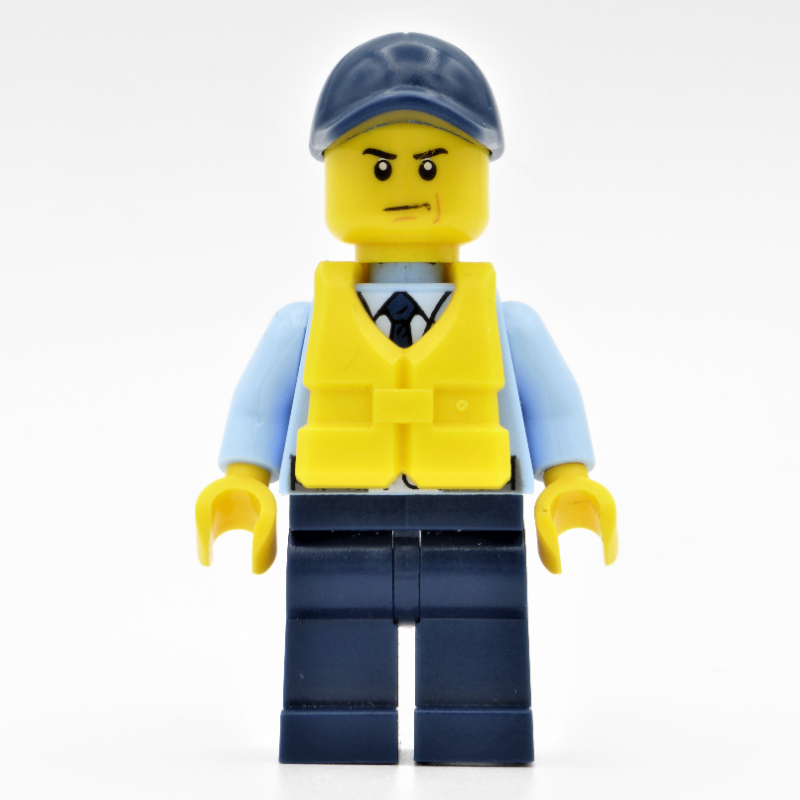 Policier, veste bleu clair lumineux avec fermeture à glissière, radio, badge et cravate, jambes bleu foncé, casquette bleu foncé, gilet de sauvetage jaune (Policeman, Bright Light Blue Jacket with Zipper, Radio, Badge, and Tie, Dark Blue Legs, Dark Blue Cap, Yellow Life Vest)
