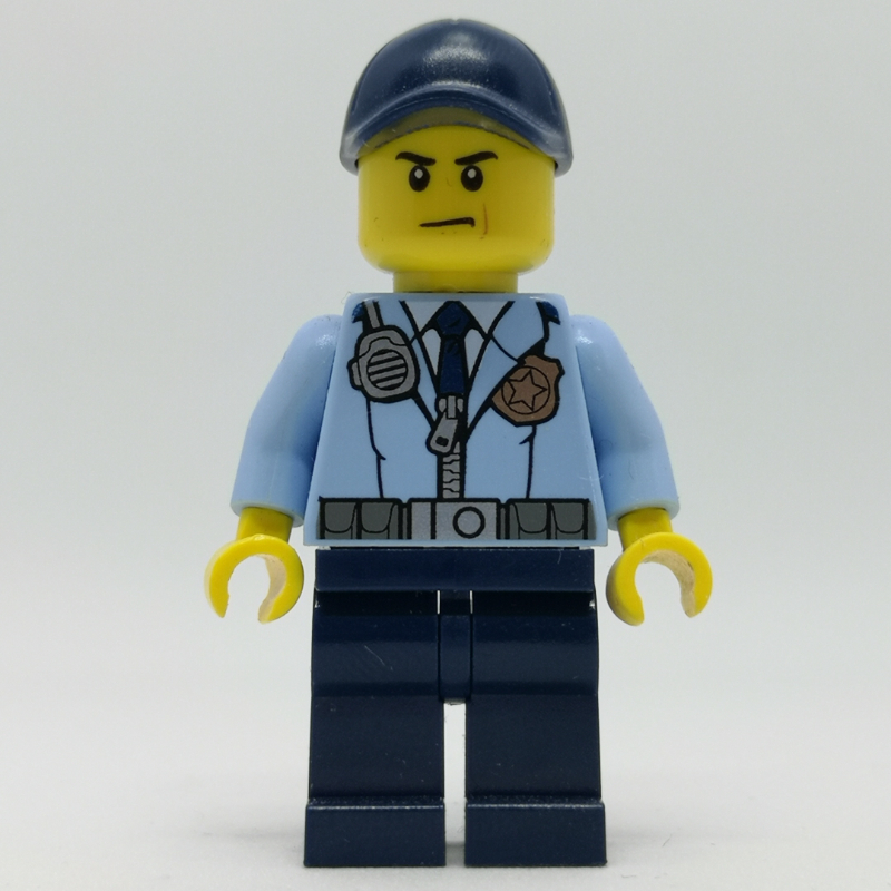 Policier, veste bleu clair vif avec fermeture à glissière, radio, badge et cravate, jambes bleu foncé, casquette bleu foncé (Policeman, Bright Light Blue Jacket with Zipper, Radio, Badge, and Tie, Dark Blue Legs, Dark Blue Cap)