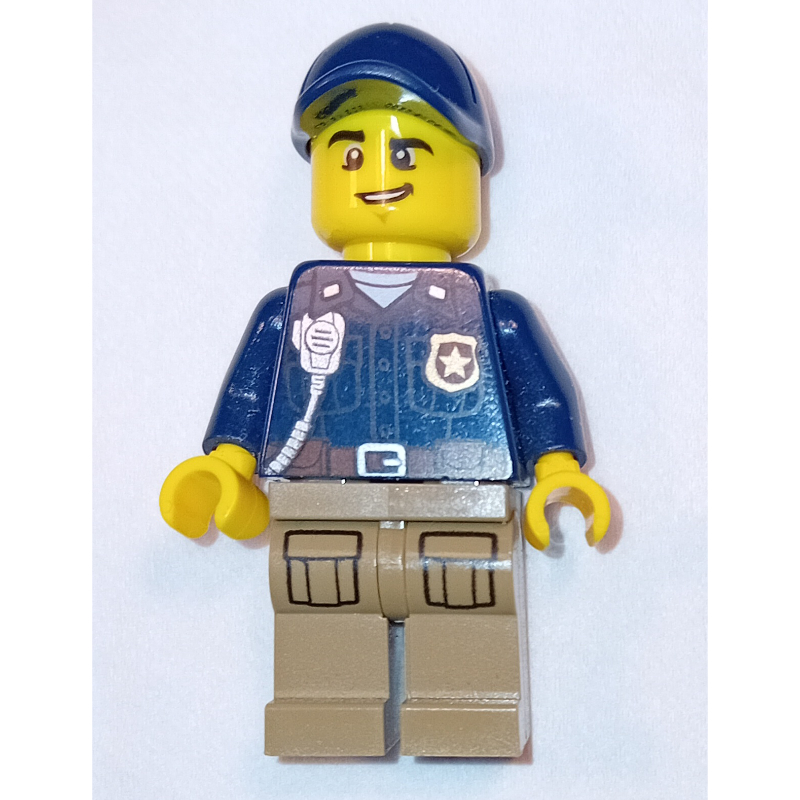 Policier, chemise bleu foncé avec radio et badge, jambes beige foncé, casquette bleu foncé (Policeman, Dark Blue Shirt with Radio and Badge, Dark Tan Legs, Dark Blue Cap)