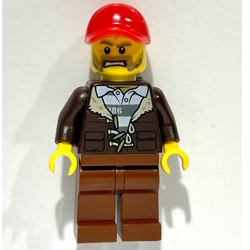 Bandit, ouvert veste brun foncé sur la chemise de prison, casquette rouge, barbe (Criminal, Open Dark Brown Jacket over Prison Shirt, Red Cap, Beard)