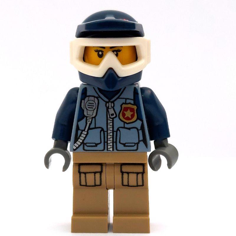 Policière, gilet bleu sable avec fermeture éclair, radio, badge et pochettes, jambes beiges, casque de vélo de terre bleu foncé avec lunettes (Policewoman, Sand Blue Vest with Zipper, Radio, Badge and Pouches, Tan Legs, Dark Blue Dirt Bike Helmet with Goggles)