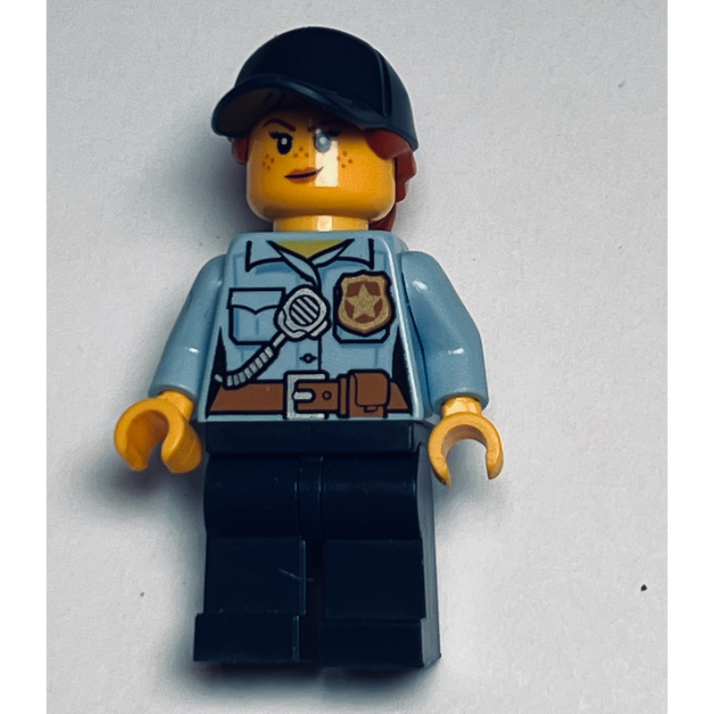 Policière, chemise bleu clair vif avec radio et badge, jambes bleu foncé, casquette bleu foncé avec cheveux, taches de rousseur (Policewoman, Bright Light Blue Shirt with Radio and Badge, Dark Blue Legs, Dark Blue Cap with Hair, Freckles)
