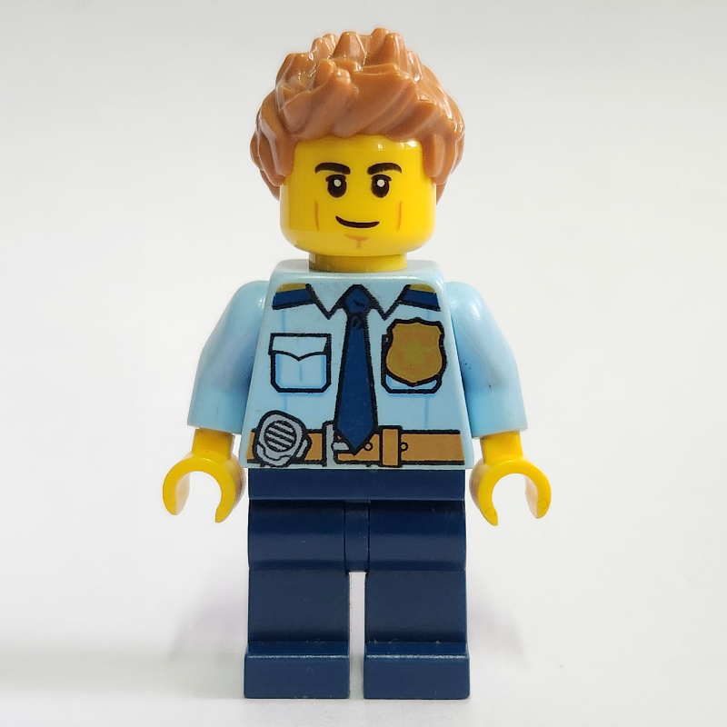 Policier, chemise bleu clair vif avec cravate bleu foncé, badge et radio à la ceinture, cheveux à pointe de nougat moyen (Policeman, Bright Light Blue Shirt with Dark Blue Tie, Badge, and Radio on Belt, Medium Nougat Spiked Hair)