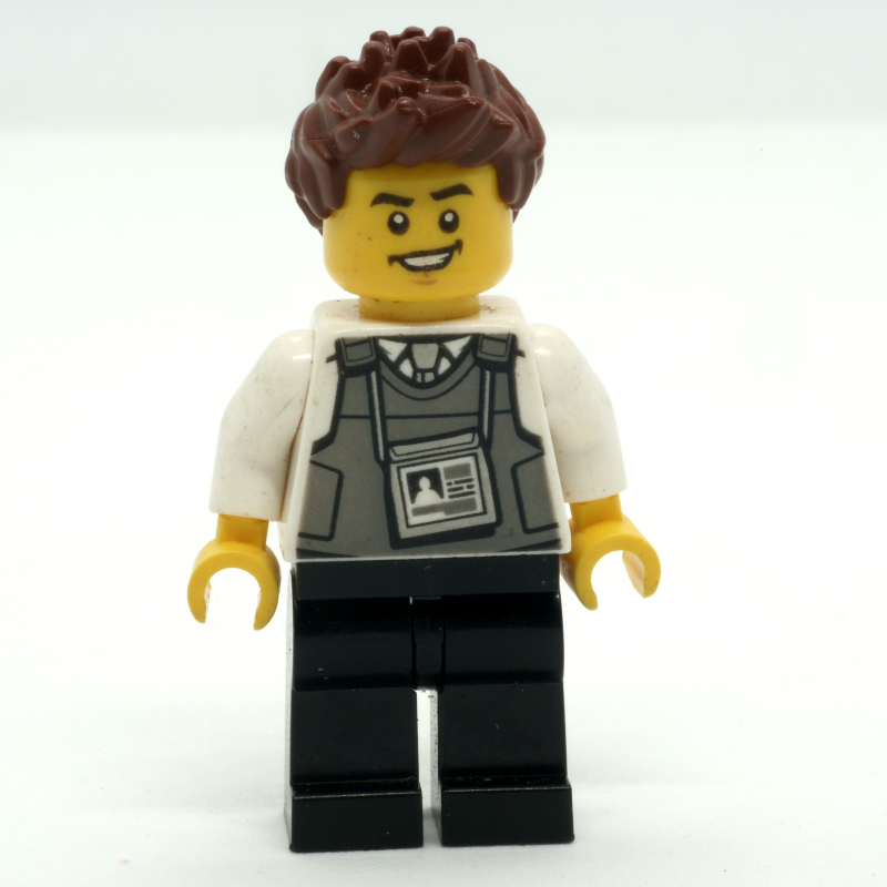 Garde de sécurité, gilet gris bleuté foncé avec badge id, cheveux brun rougeâtre (Security Guard, Dark Bluish Gray Vest with ID Badge, Reddish Brown Hair)