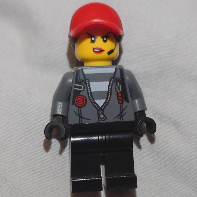 Bandit, femme, ouvert veste gris bleuté foncé avec fermeture à glissière sur la chemise de prison, casquette rouge avec cheveux (Criminal, Woman, Open Dark Bluish Gray Jacket with Zipper over Prison Shirt, Red Cap with Hair)