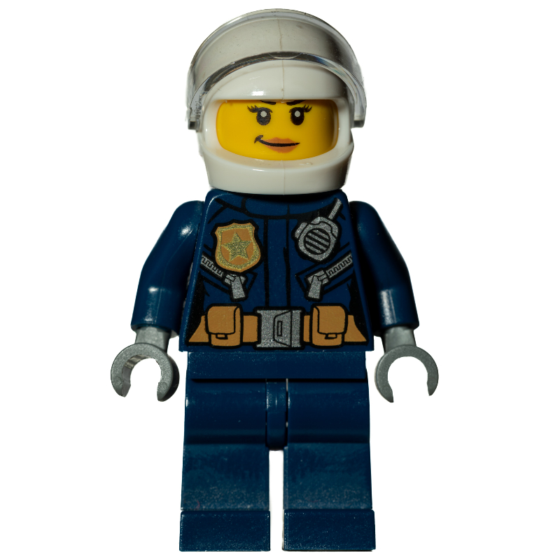 Policière, veste bleu foncé avec radio, badge et ceinture avec pochettes, casque blanc avec visière transparente, sourire (Policewoman, Dark Blue Jacket with Radio, Badge, and Belt with Pouches, White Helmet with Trans-Clear Visor, Smirk)