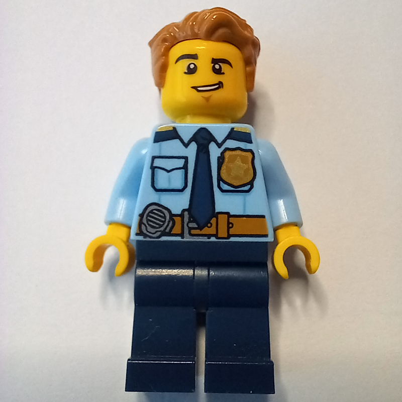 Policier, chemise bleu clair vif avec cravate bleu foncé, badge et radio à la ceinture, cheveux nougat moyen (Policeman, Bright Light Blue Shirt with Dark Blue Tie, Badge, and Radio on Belt, Medium Nougat Hair)