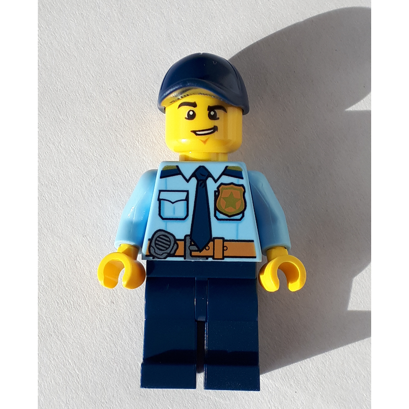 Policier, chemise bleu clair vif avec cravate bleu foncé, badge et radio à la ceinture, casquette bleu foncé, bouche ouverte (Policeman, Bright Light Blue Shirt with Dark Blue Tie, Badge, and Radio on Belt, Dark Blue Cap, Open Mouth)