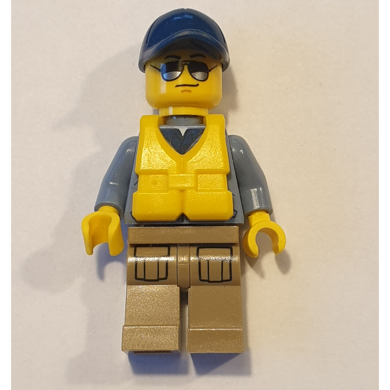 Policier, veste bleu sable avec poches et 'POLICE' au dos, casquette bleu foncé, gilet de sauvetage jaune, lunettes de soleil (Policeman, Sand Blue Jacket with Pockets and 'POLICE' on Back, Dark Blue Cap, Yellow Life Vest, Sunglasses)