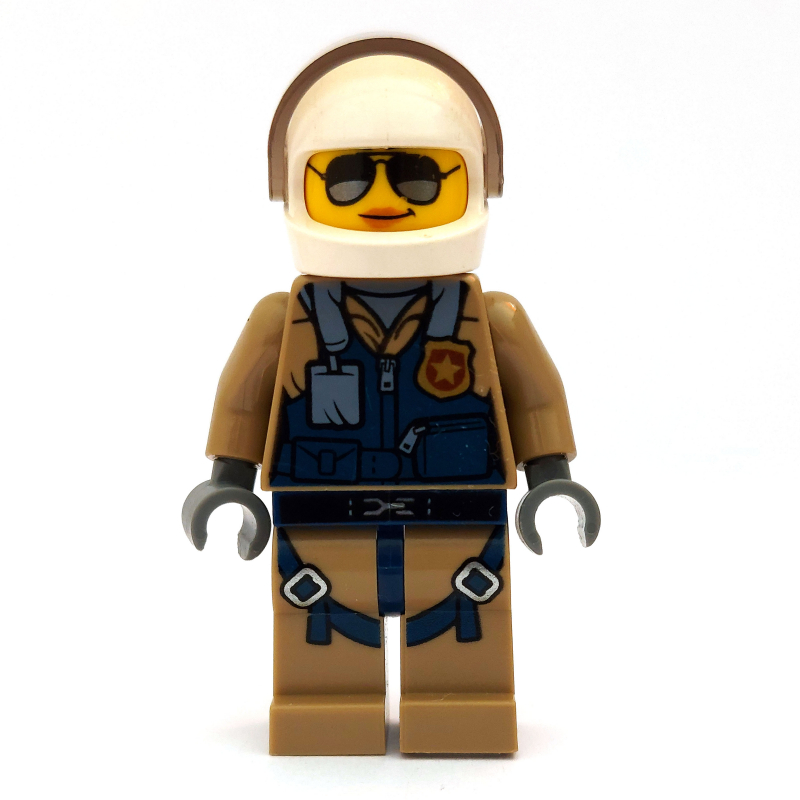 Policière, veste bleu foncé sur veste beige foncé avec fermeture éclair et badge, casque blanc avec visière, lunettes de soleil (Policewoman, Dark Blue Vest over Dark Tan Jacket with Zipper and Badge, White Helmet with Visor, Sunglasses)