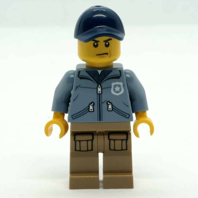 Policier, veste bleu sable avec poches et 'POLICE' au dos, casquette bleu foncé (Policeman, Sand Blue Jacket with Pockets and 'POLICE' on Back, Dark Blue Cap)