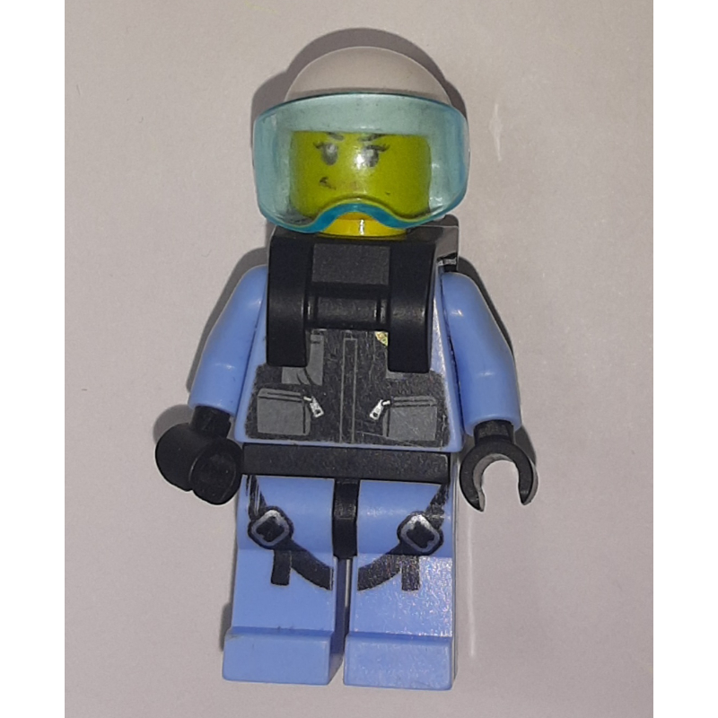 Policière, gilet noir avec badge et poches sur chemise bleu clair vif, casque blanc avec visière, support de cou (Policewoman, Black Vest with Badge and Pouches over Bright Light Blue Shirt, White Helmet with Visor, Neck Bracket)