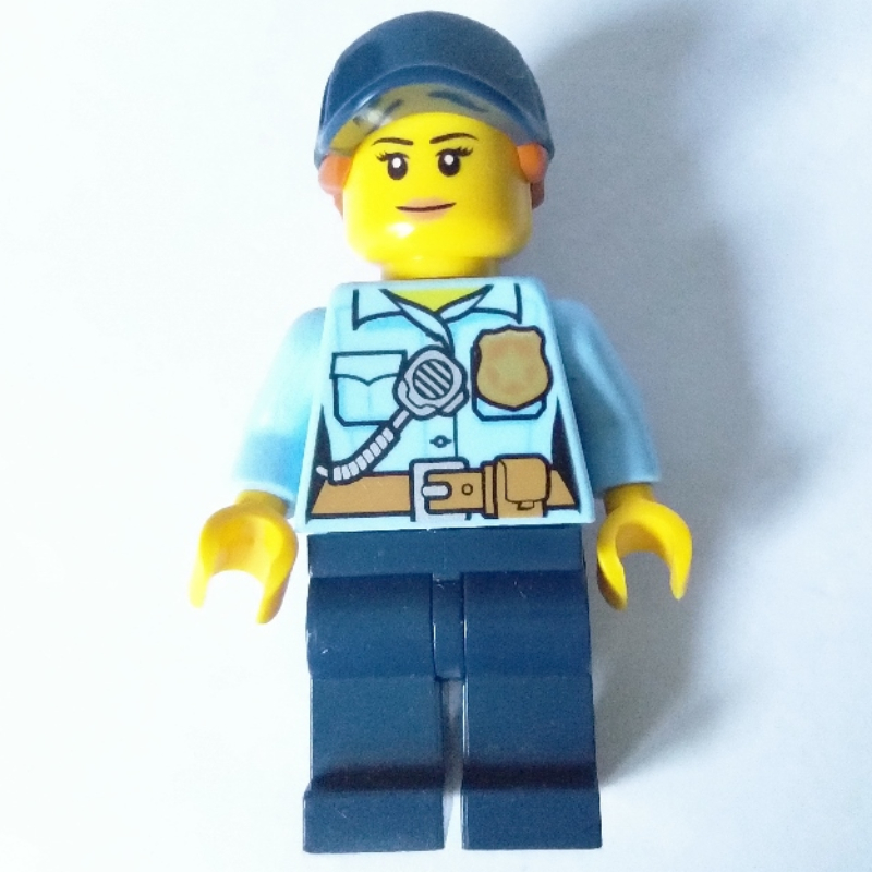 Policière, chemise bleu clair vif avec radio et badge, jambes bleu foncé, casquette bleu foncé avec cheveux (Policewoman, Bright Light Blue Shirt with Radio and Badge, Dark Blue Legs, Dark Blue Cap with Hair)
