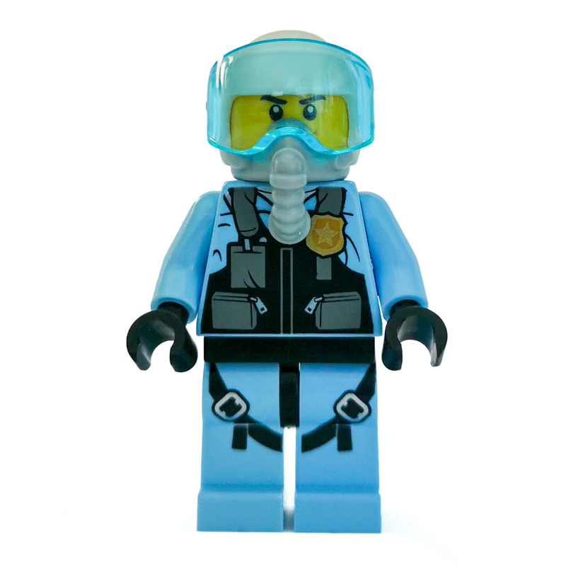 Policier, gilet noir avec badge et poches sur chemise bleu clair, casque blanc avec visière, appareil respiratoire (Policeman, Black Vest with Badge and Pouches over Bright Light Blue Shirt, White Helmet with Visor, Breathing Apparatus)