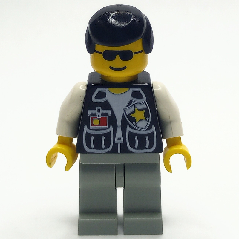 Policier, gilet noir avec badge et poches, cheveux noirs, lunettes de soleil (Policeman, Black Vest with Badge and Pockets, Black Hair, Sunglasses)