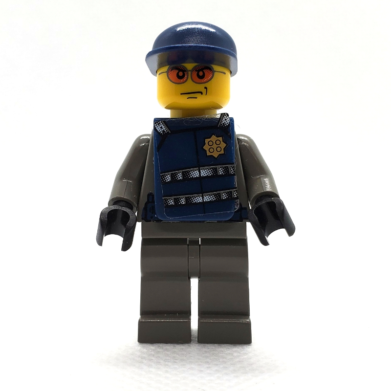 Garde de sécurité, chemise gris foncé avec insigne, casquette bleu foncé, gilet bleu foncé, lunettes de soleil orange (Security Guard, Dark Gray Shirt with Badge, Dark Blue Cap, Dark Blue Vest, Orange Sunglasses)
