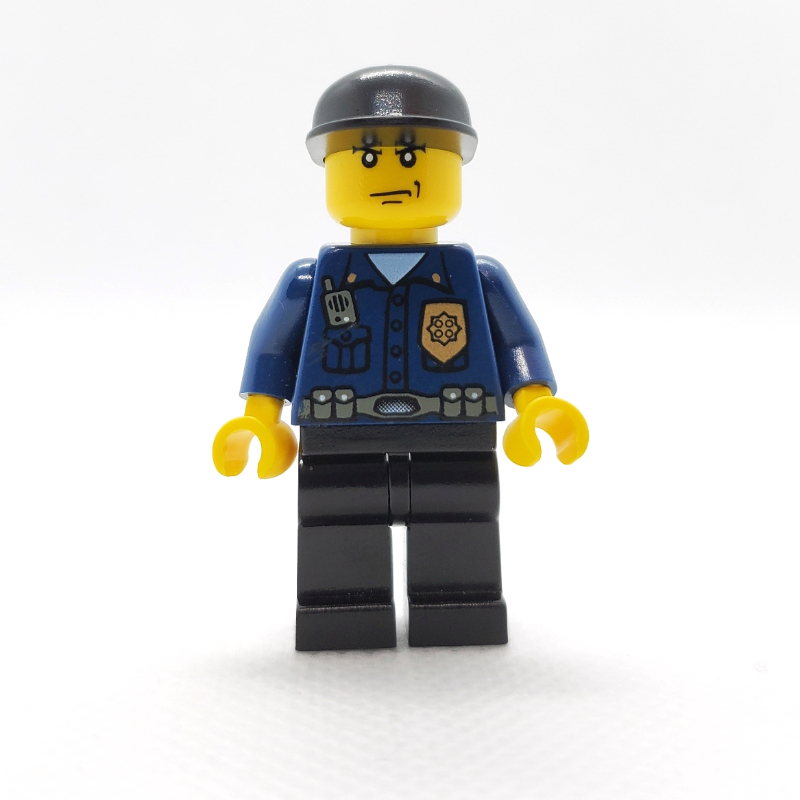 Policier, chemise bleu foncé avec radio et badge, jambes noires, casquette noire (Policeman, Dark Blue Shirt with Radio and Badge, Black Legs, Black Cap)