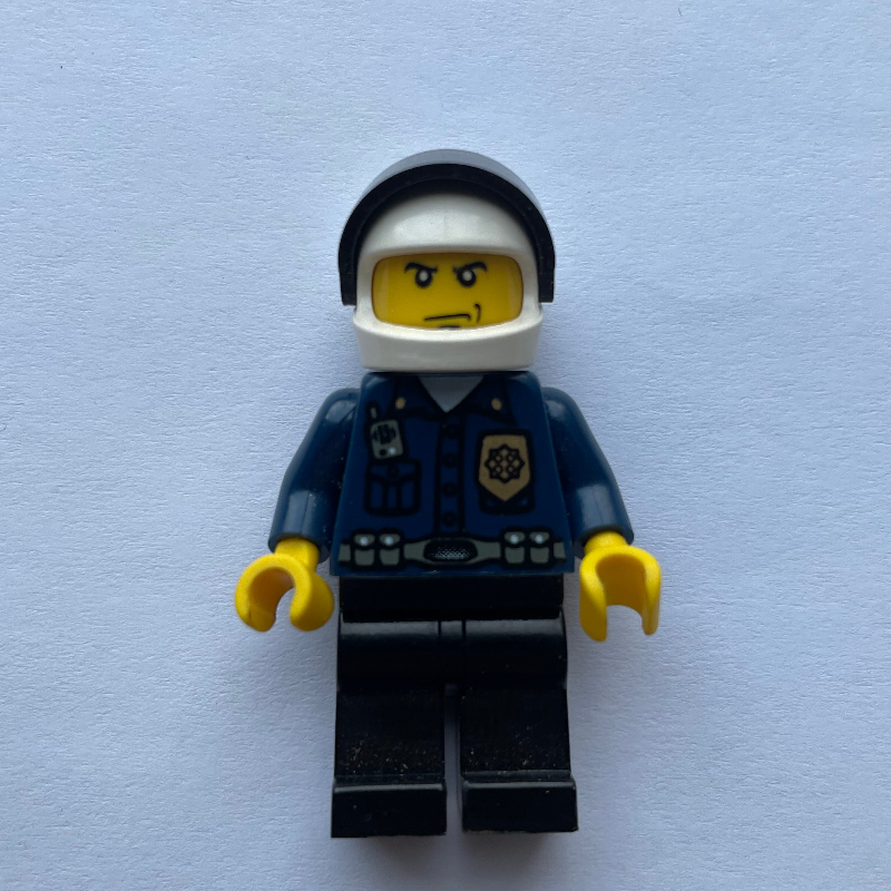 Policier, chemise bleu foncé avec radio et badge, jambes noires, casque blanc avec visière (Policeman, Dark Blue Shirt with Radio and Badge, Black Legs, White Helmet with Visor)