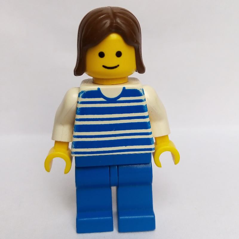 Femme, chemise à rayures bleues et blanches, jambes bleues, cheveux bruns (Woman, Blue and White Stripe Shirt, Blue Legs, Brown Hair)