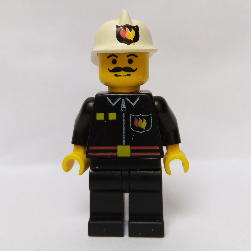 Pompier, veste de pompier noire avec ceinture rouge et insigne, casque blanc avec logo de feu, moustache (Fireman, Black Fire Jacket with Red Belt and Badge, White Helmet with Fire Logo, Moustache)