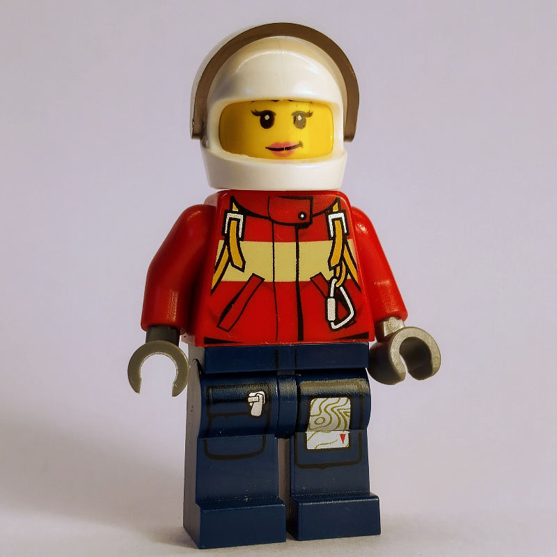 Pompière, veste rouge avec bretelles, jambes bleu foncé, casque blanc avec visière (Firewoman, Red Jacket with Straps, Dark Blue Legs, White Helmet with Visor)