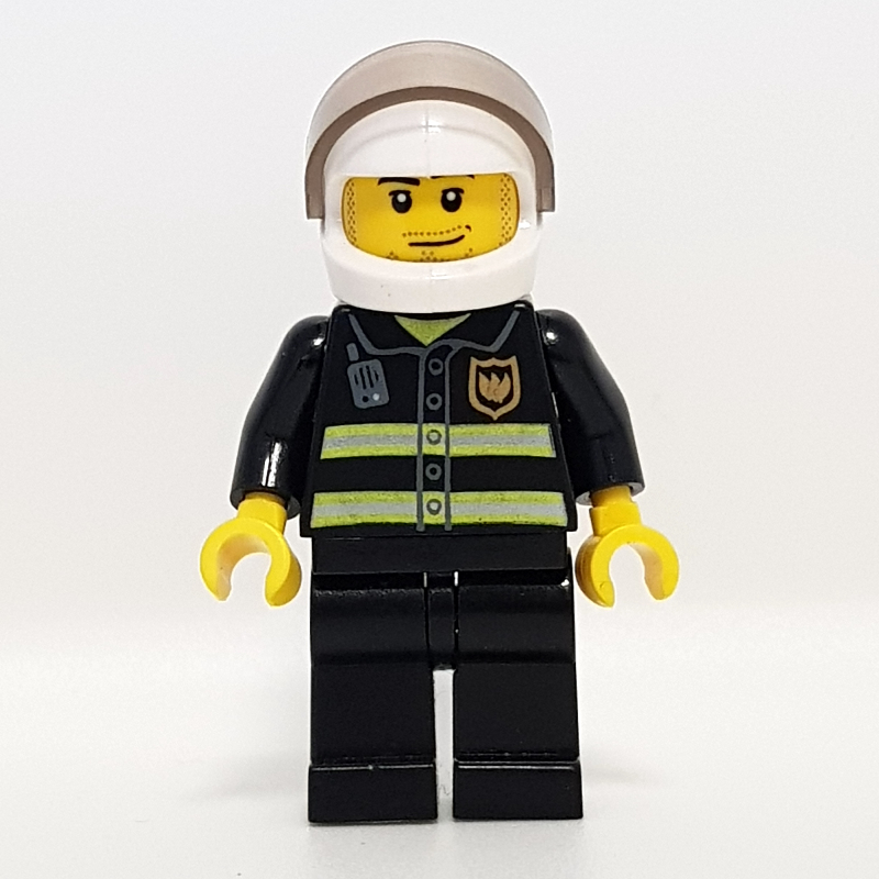 Pompier, veste feu noir avec bandes réfléchissantes, radio, et badge, casque blanc avec visière, barbe naissante (Fireman, Black Fire Jacket with Reflective Stripes, Radio, and Badge, White Helmet with Visor, Stubble)