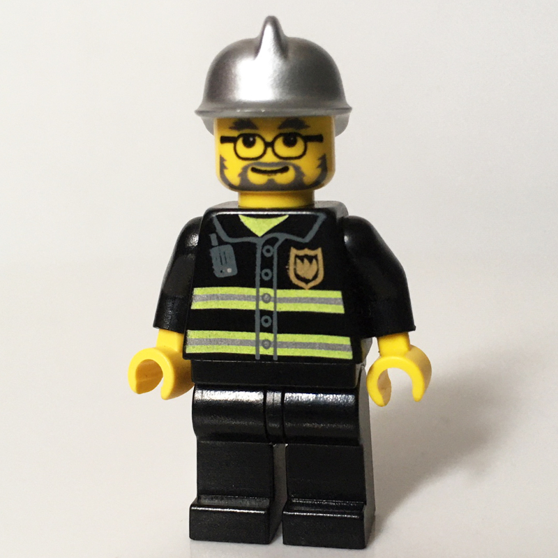 Pompier, veste de feu noir avec bandes réfléchissantes, radio et badge, casque argenté, barbe et lunettes (Fireman, Black Fire Jacket with Reflective Stripes, Radio, and Badge, Silver Helmet, Beard and Glasses)