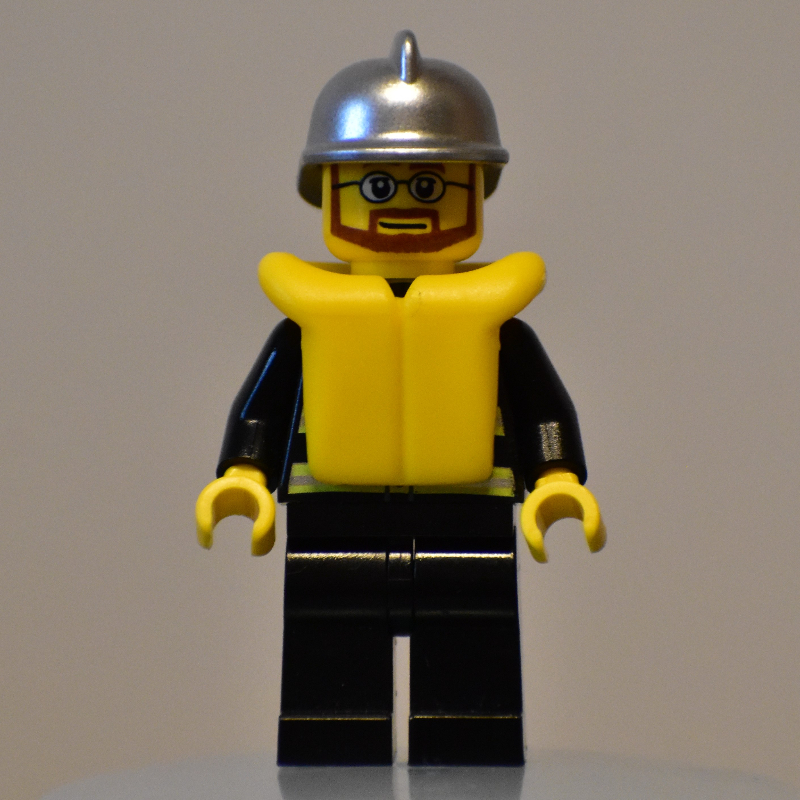Pompier, veste de feu noir avec bandes réfléchissantes, radio et badge, casque argenté, gilet de sauvetage jaune 2610, barbe et lunettes (Fireman, Black Fire Jacket with Reflective Stripes, Radio, and Badge, Silver Helmet, Yellow Life Vest 2610, Beard and Glasses)