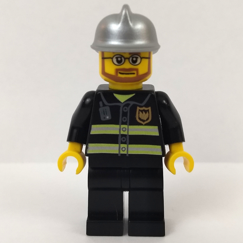 Pompier, veste de feu noir avec bandes réfléchissantes, radio et badge, casque argenté, barbe et lunettes (Fireman, Black Fire Jacket with Reflective Stripes, Radio, and Badge, Silver Helmet, Beard and Glasses)