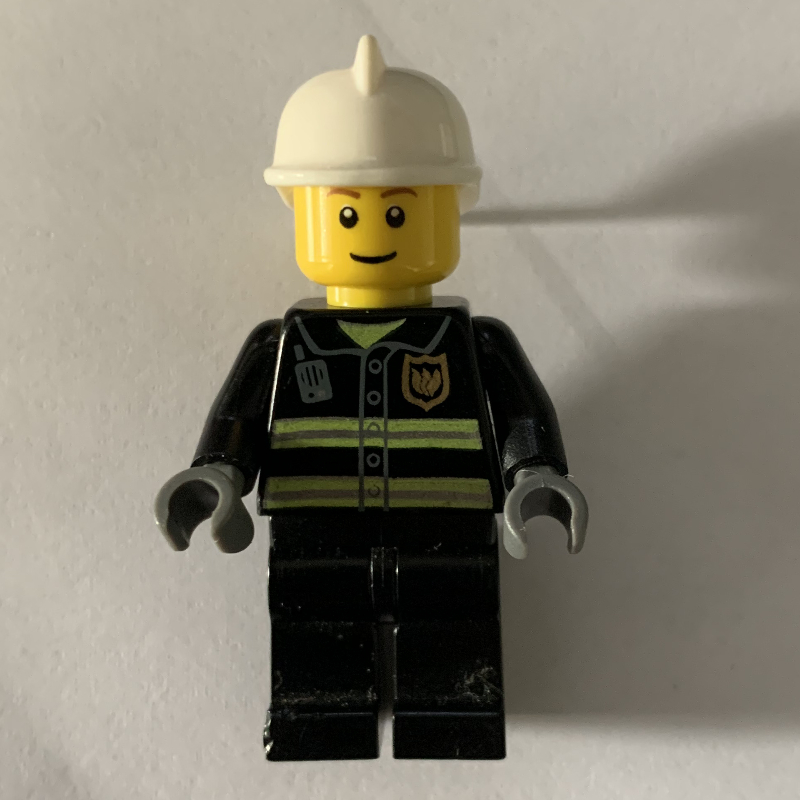 Pompier, veste de feu noir avec bandes réfléchissantes, radio, et badge, casque blanc, sourcils bruns (Fireman, Black Fire Jacket with Reflective Stripes, Radio, and Badge, White Helmet, Brown Eyebrows)
