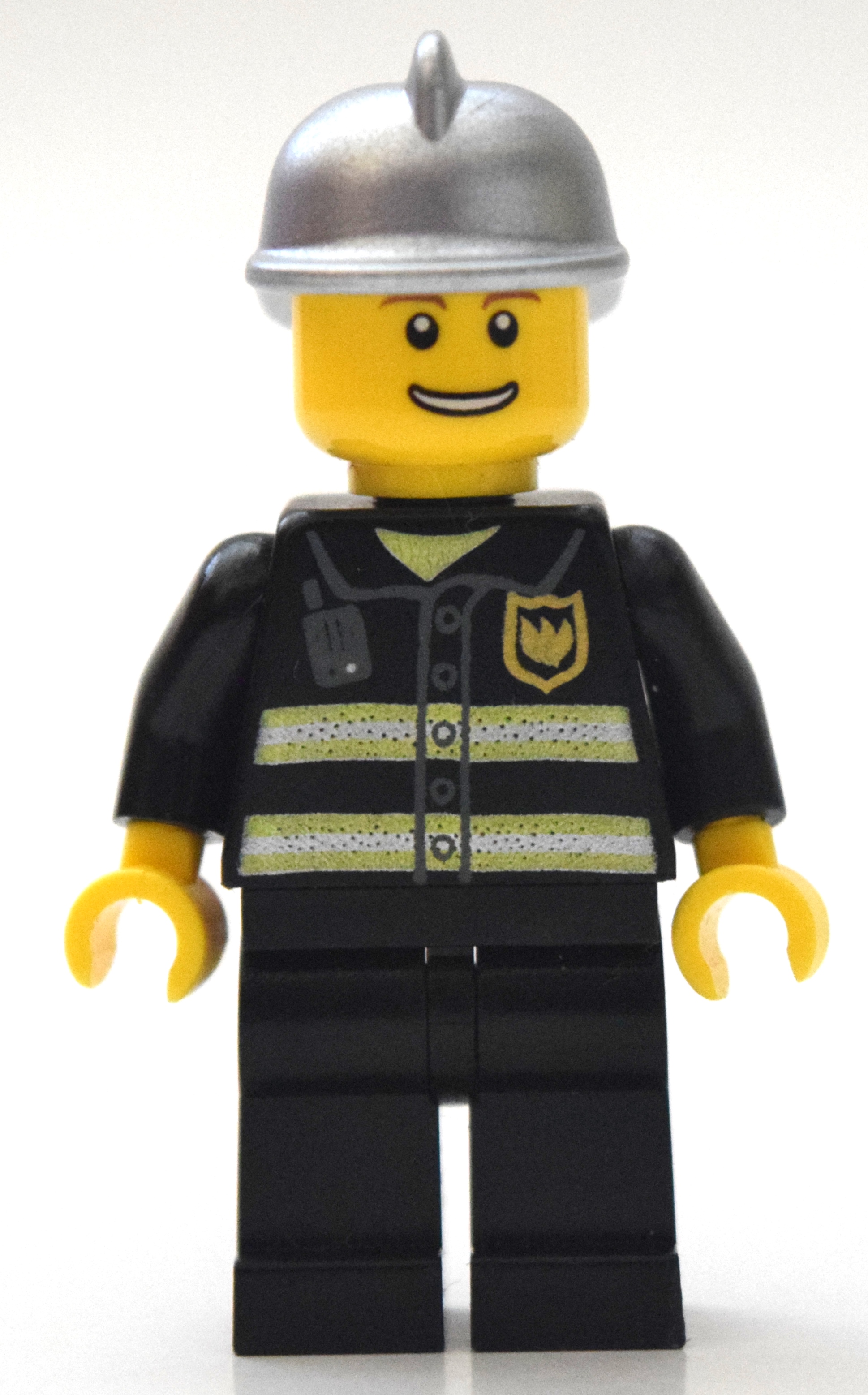Pompier, veste de feu noir avec bandes réfléchissantes, radio et badge, casque argenté (Fireman, Black Fire Jacket with Reflective Stripes, Radio, and Badge, Silver Helmet)