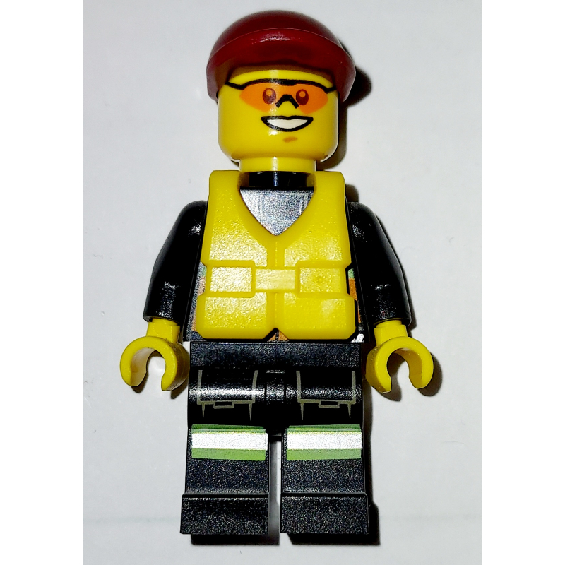 Pompier, gilet de sécurité orange avec radio, casquette rouge foncé, gilet de sauvetage jaune, lunettes de soleil orange (Fireman, Orange Safety Vest with Radio, Dark Red Cap, Yellow Life Vest, Orange Sunglasses)