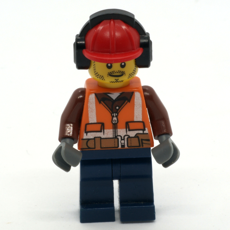 Travailleur de la construction, gilet de sécurité orange avec fermeture éclair et poches, casque de chantier rouge avec protections auditives, barbe naissante (Construction Worker, Orange Safety Vest with Zipper and Pockets, Red Hard Hat with Ear Defenders, Stubble)