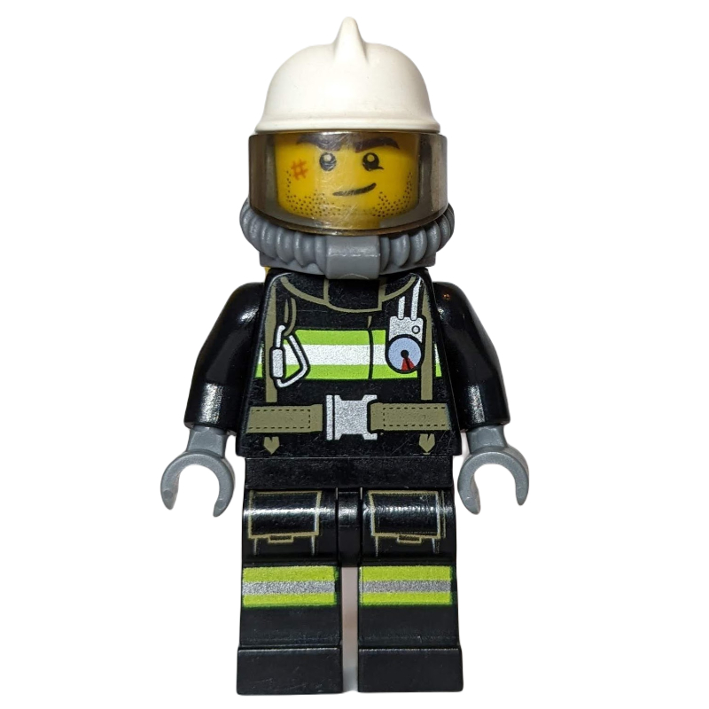 Pompier, costume de feu noir avec jauge et sangles, casque blanc, appareil respiratoire, bouteilles d’air, barbe naissante et cicatrice (Fireman, Black Fire Suit with Gauge and Straps, White Helmet, Breathing Apparatus, Airtanks, Stubble and Scar)