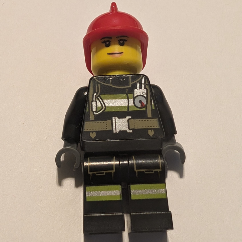 Pompière, costume de feu noir avec jauge et sangles, casque rouge (Firewoman, Black Fire Suit with Gauge and Straps, Red Helmet)